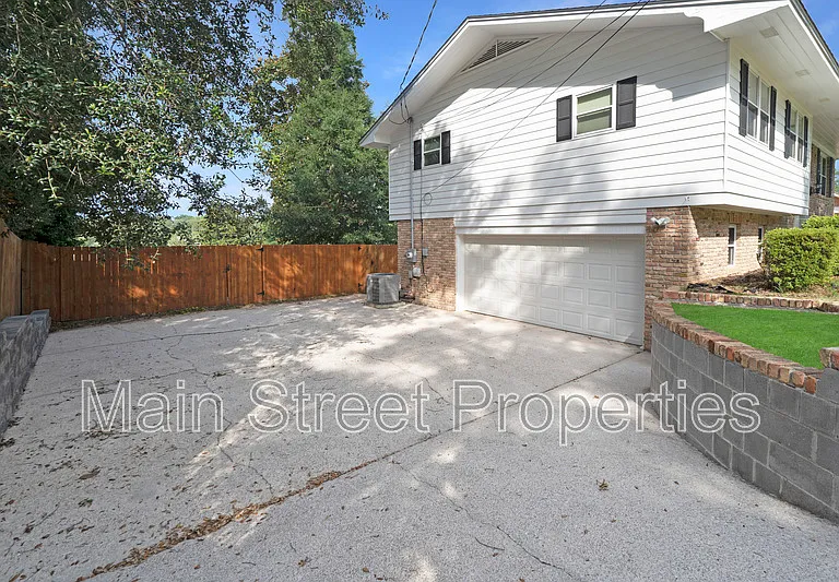 3660 Molaree Dr — Photo 2