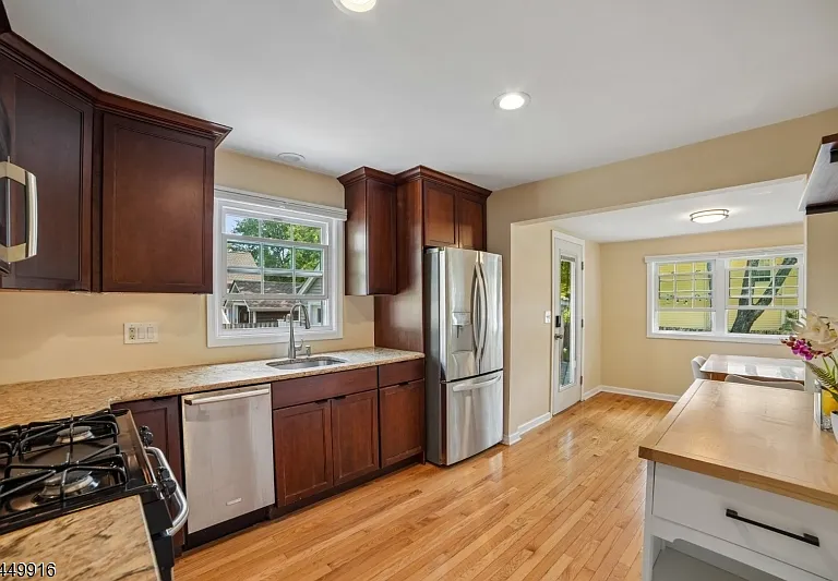 18 Columbia Ave — Photo 5