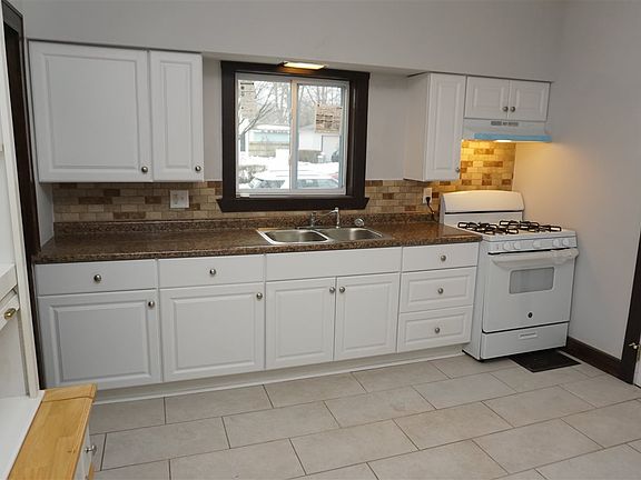 3rd image of 1102 Grant Ave