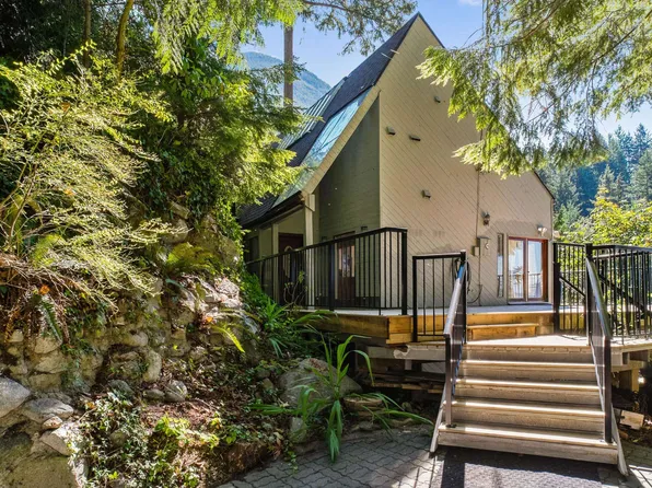 430 Bayview Rd, Lions Bay, BC V0N 2E0