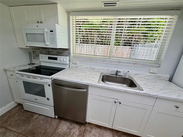 2809 NE 6th Ln #2809 — Photo 7