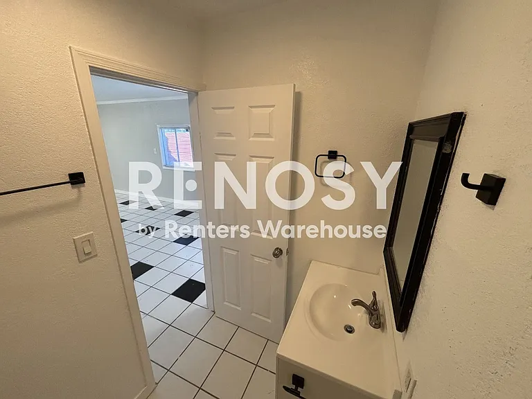 2818 W Heatherbrae Dr — Photo 3