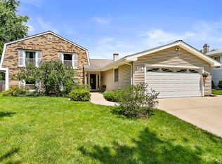 265 Ironwood Dr, Bloomingdale, IL 60108