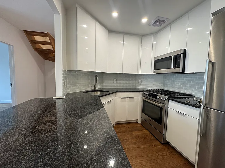 689 Leonard St #3B — Photo 3