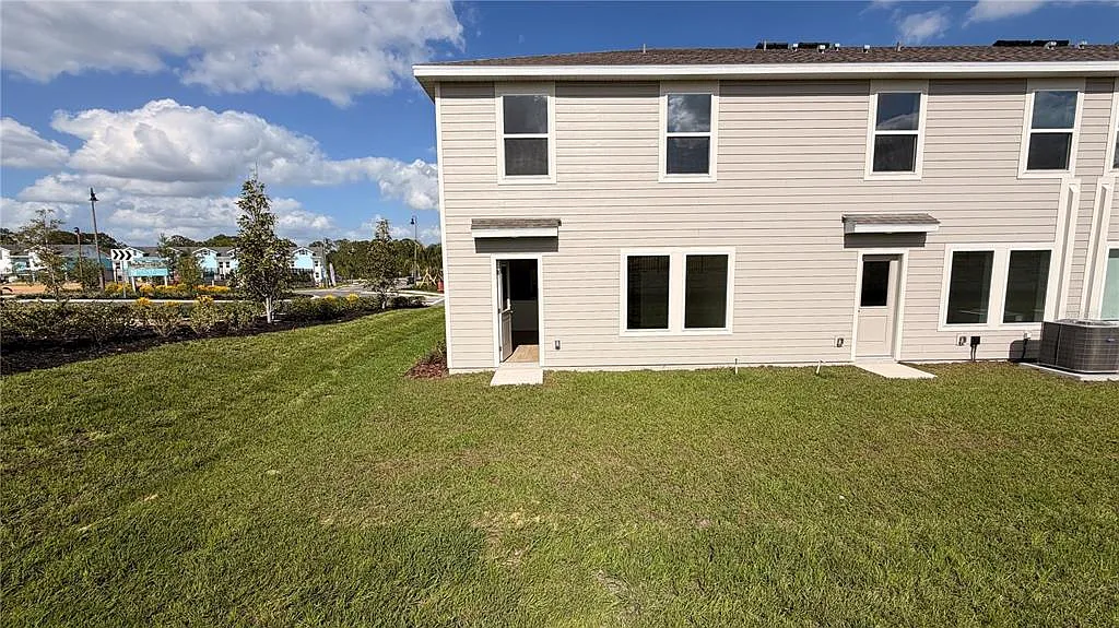 3 bed, 2.5 bath, 1423 sqft, $2,200 — Photo 3