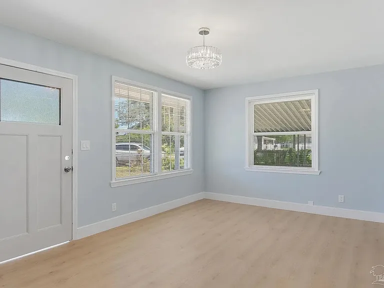525 Pelham Rd — Photo 2