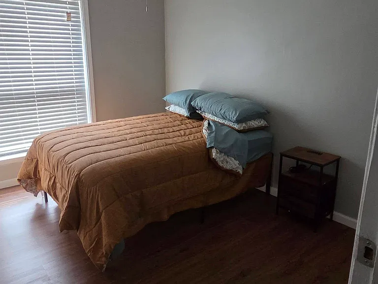 Gale Dr — Photo 8