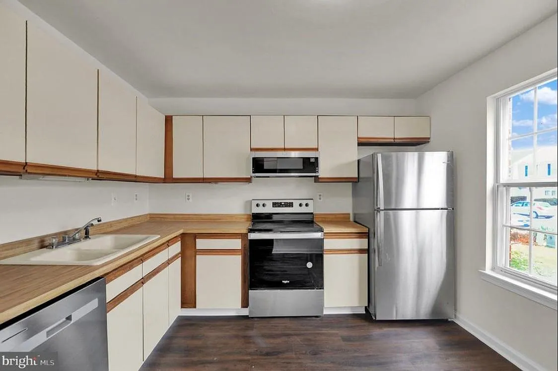 324 Cold Spring Pl — Photo 2