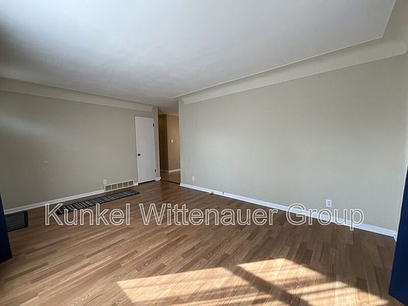 5th image of 221 Gilbert St