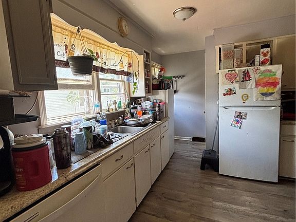 5th image of 906 Laurel St