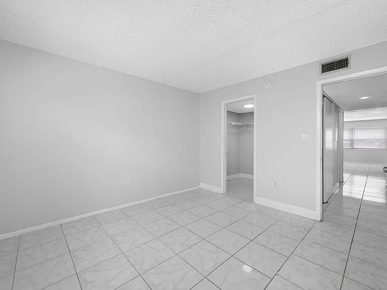 1767 Leo Ln S — Photo 40