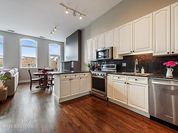 5th image of 3160 N Lincoln Ave Unit 210