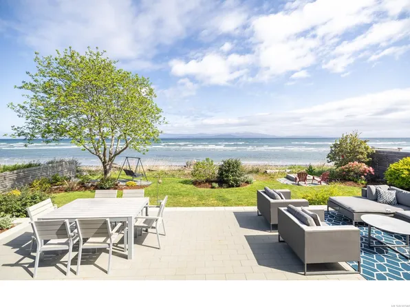 1039 Seacrest Pl, Qualicum Beach, BC V9K 1E7
