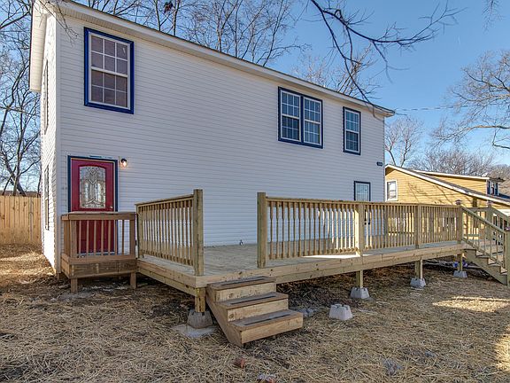 Great Deck, great yard!