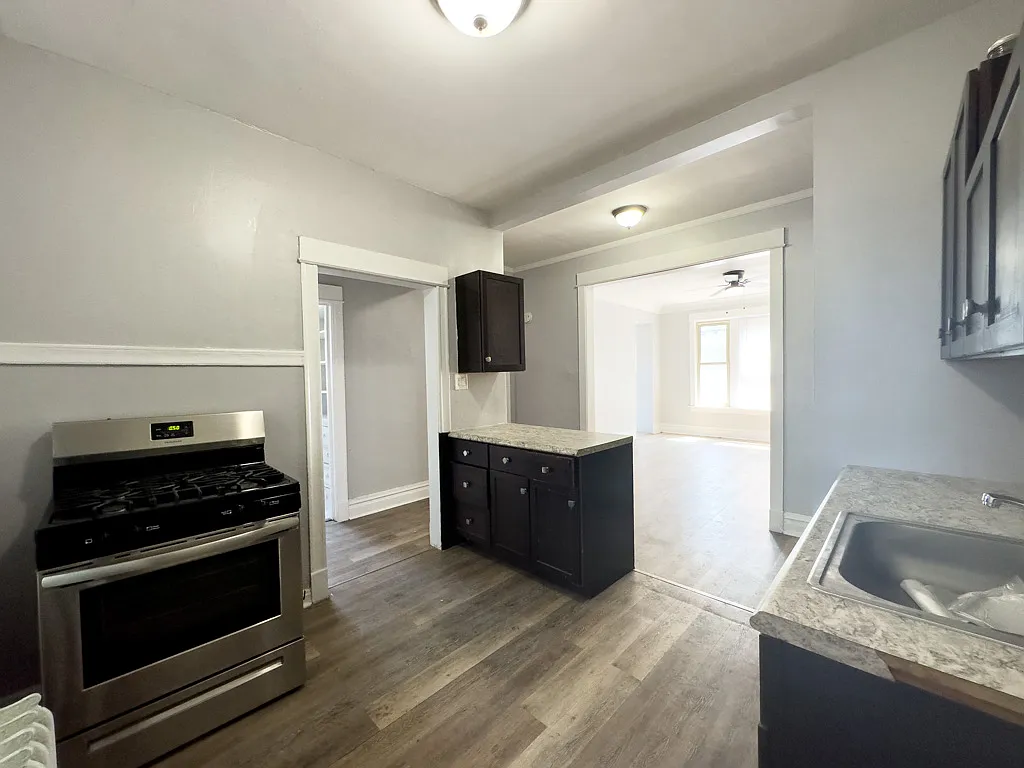 4 bed, 2.0 bath, 1800 sqft, $3,800 — Photo 4