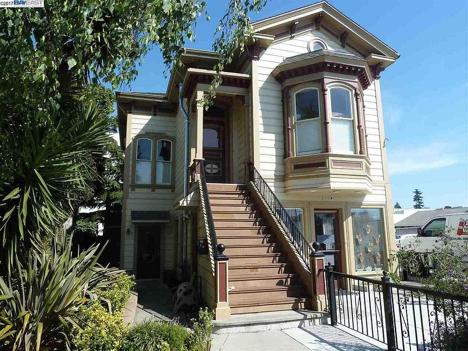 1214 Oak Street, Entry to Second Floor Unit.