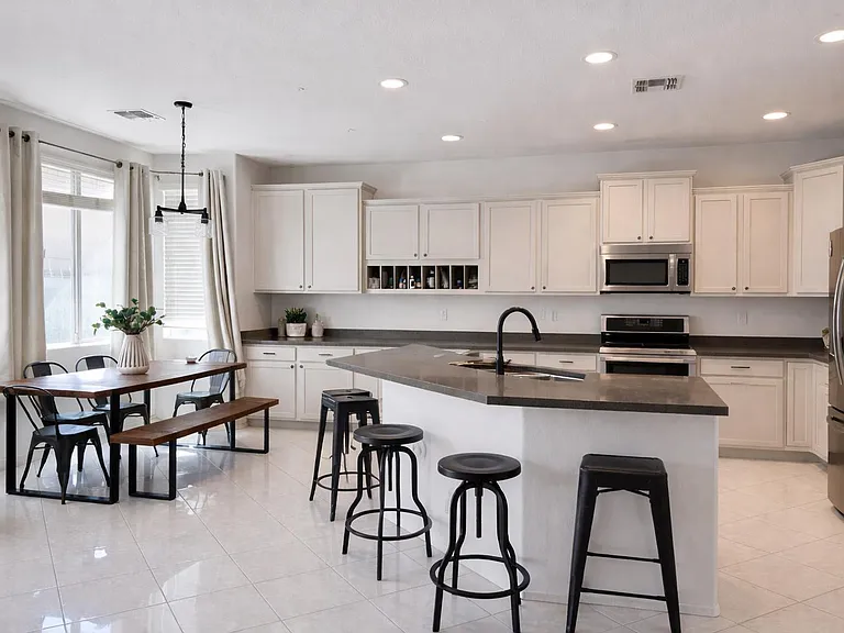 14515 W Lisbon Ln — Photo 2