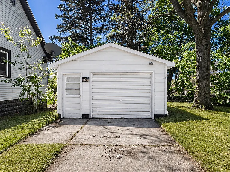 1089 Sophia St — Photo 17