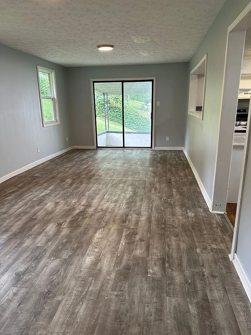 Charming 3-Bedroom Bungalow with Carport in Oak Ridge — Photo 2