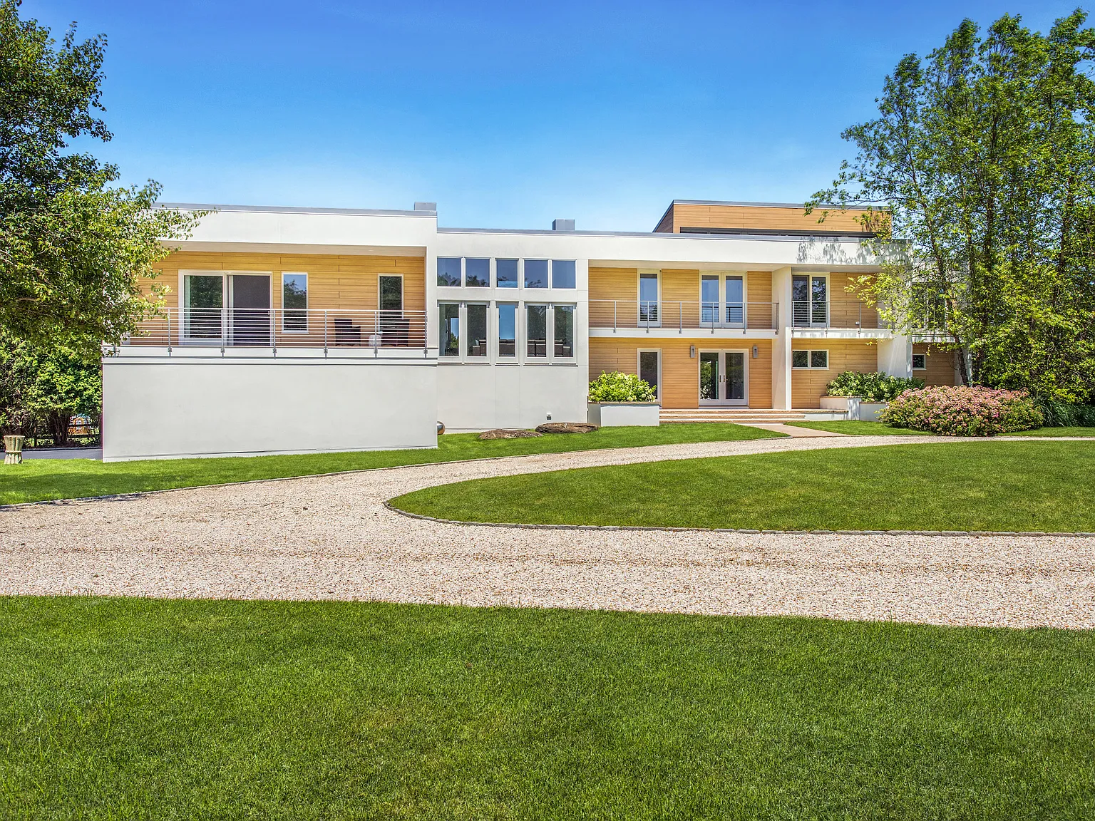 Elegantly Renovated Sagaponack South — Photo 4