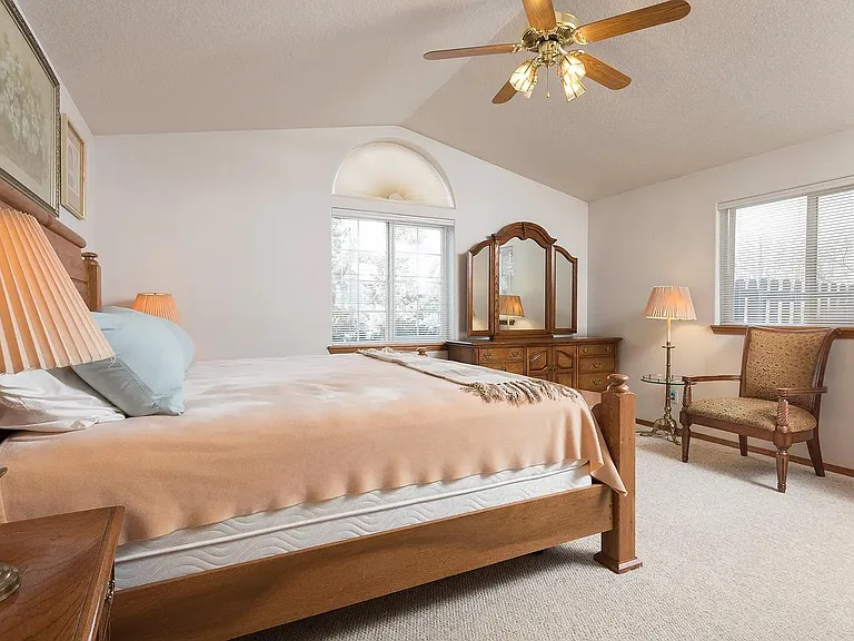 1252 NE Providence Dr — Photo 8