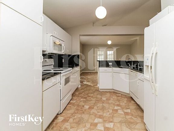 5th image of 122 Monterey Oaks Dr