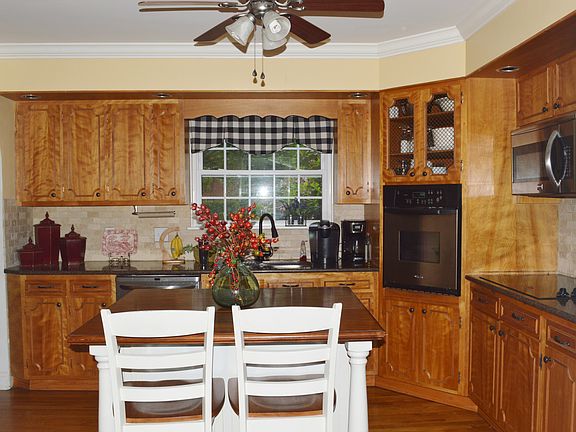 4th image of 1000 Greenbrier Dr