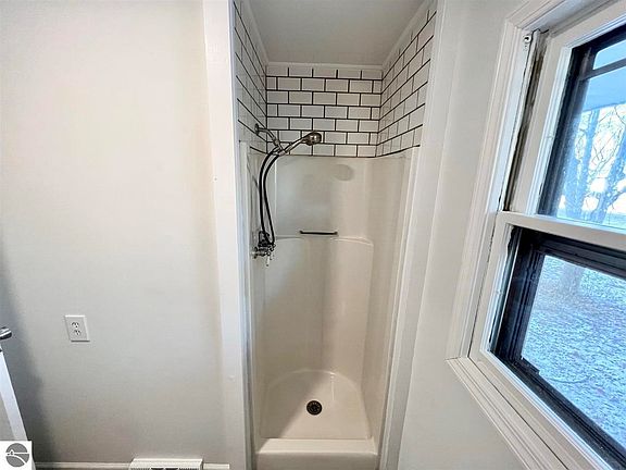 4th image of 613 Leeson Ave