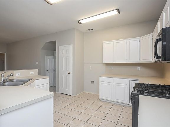 3rd image of 2913 Post Oak Ln