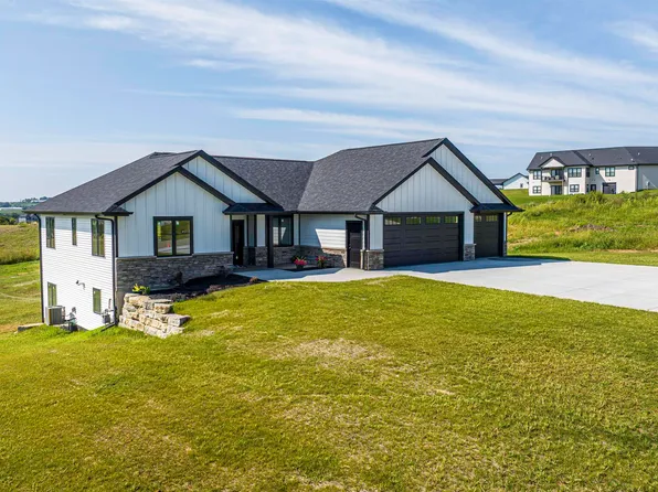 14368 Keegan Ct, Dubuque, IA 52002