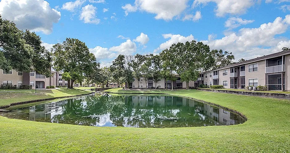 The Summit at Sabal Park Apartments — Photo 2