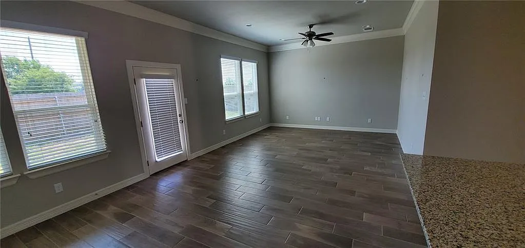 3 bed, 2.0 bath, 1561 sqft, $1,650 — Photo 4