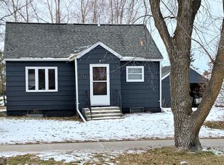 215 Roberts St NE, Warroad, MN 56763