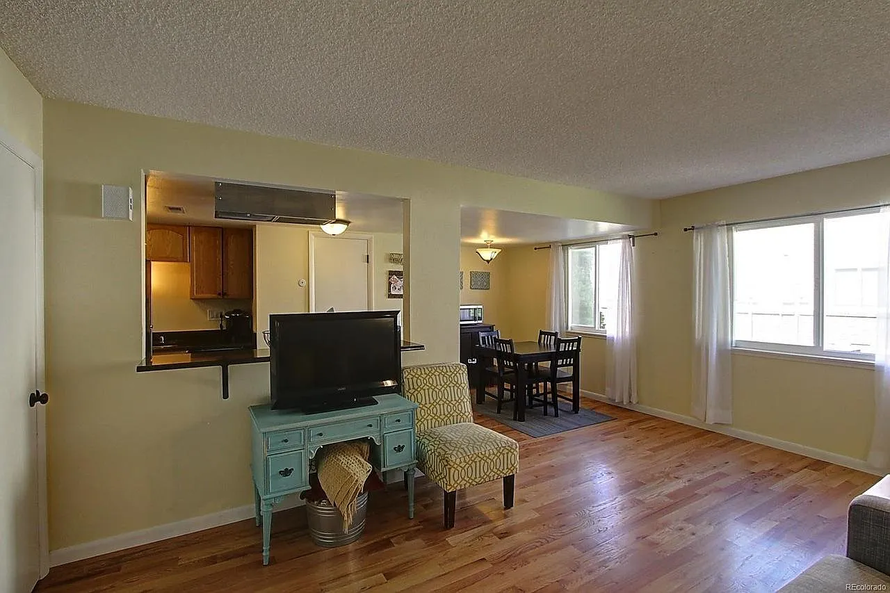 2 bed, 1.5 bath, 944 sqft, $1,700 — Photo 3