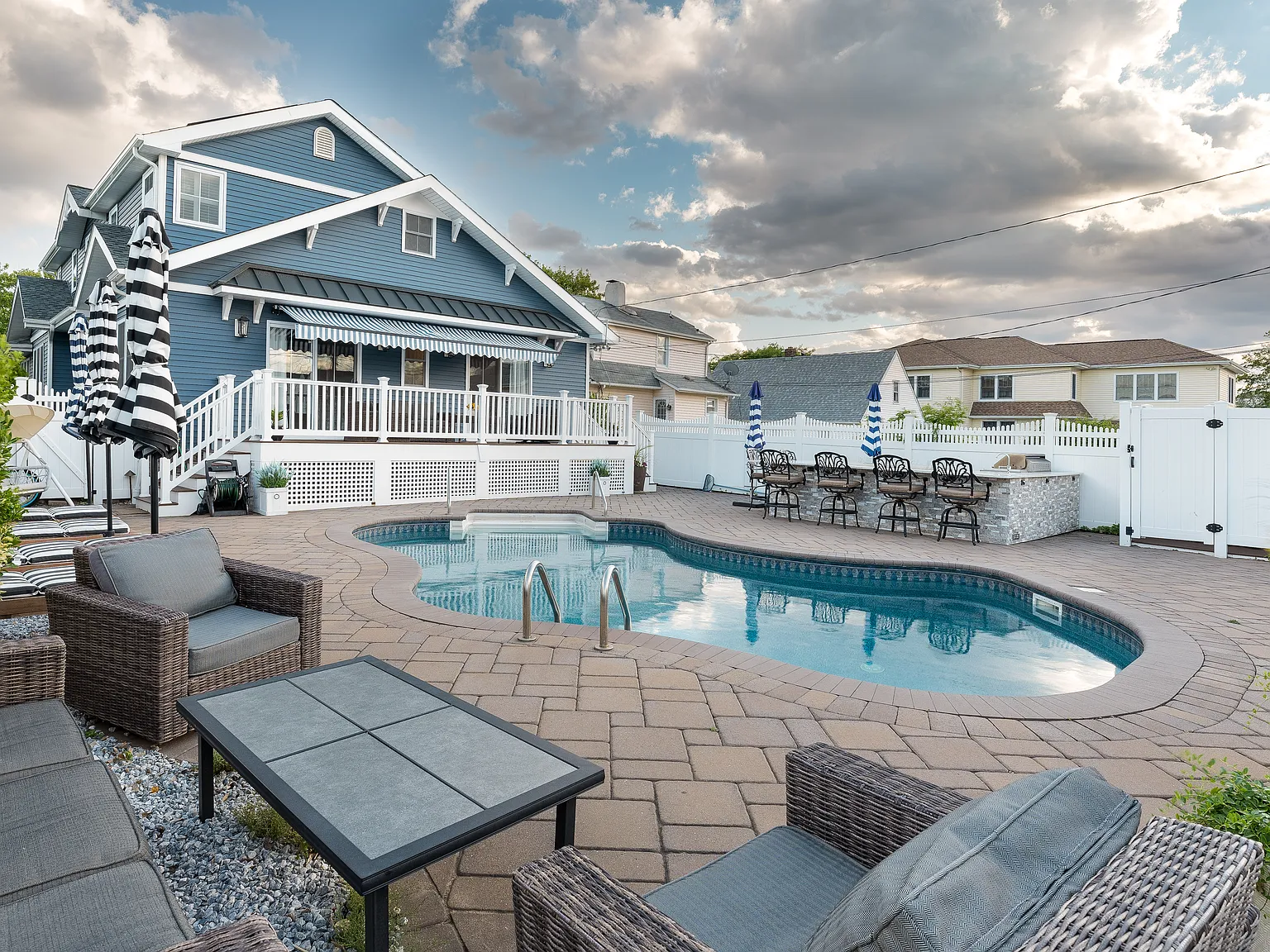 6 bed, 2.5 bath, 2500 sqft, $7,500 — Photo 1