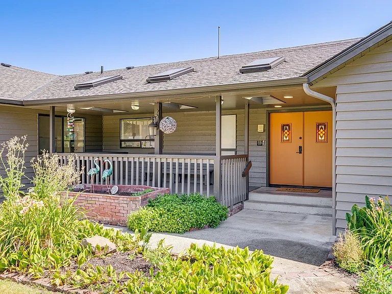1395 Crestview Dr — Photo 29