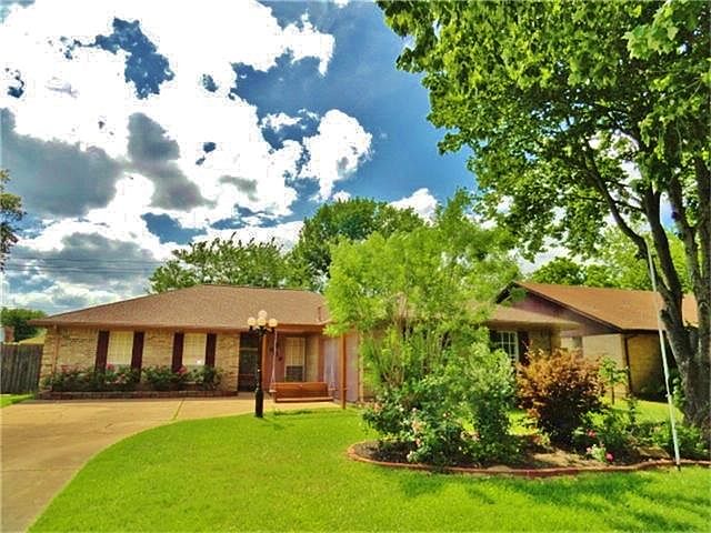 BEAUTIFULLY LANDSCAPED FRONT YARD W/ SWING!