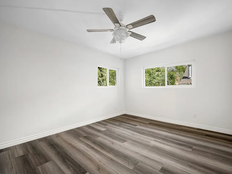 2116 E Chevy Chase Dr #C — Photo 14
