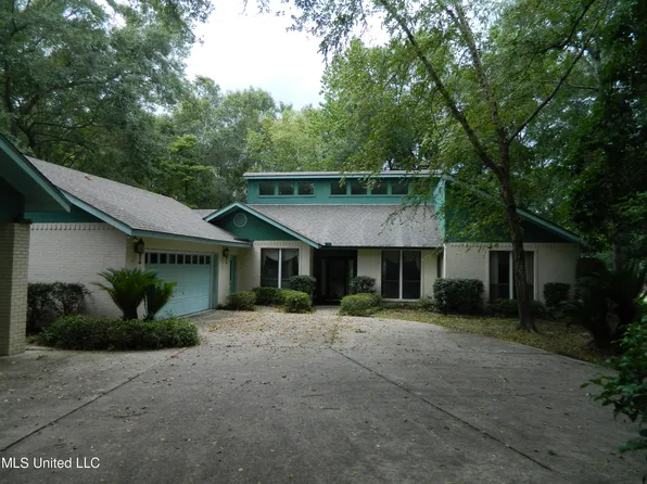6616 Hale Ct, Diamondhead, MS 39525