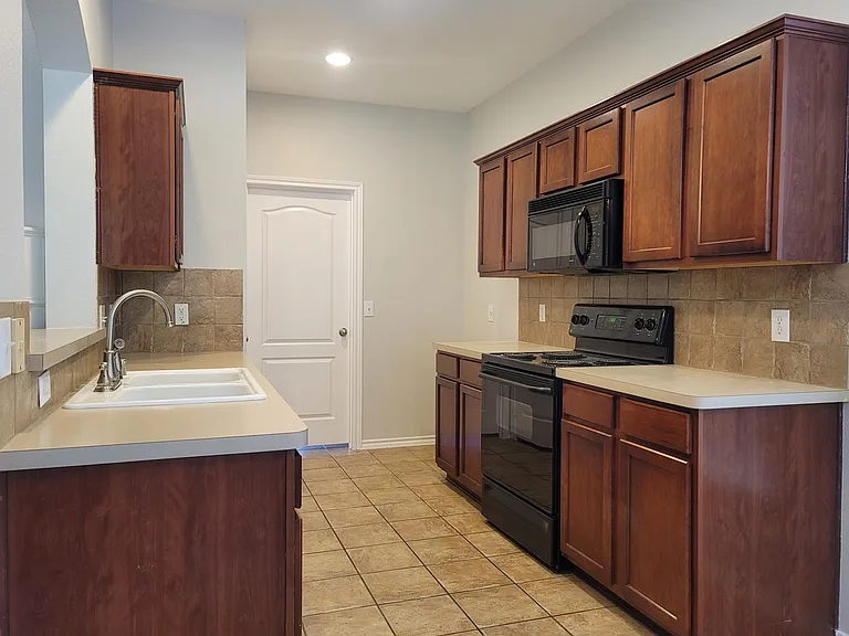 806 Bens Dr — Photo 4