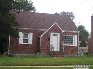 95 Van Nostrand Ave, Merrick, NY 11566