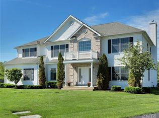 8 Nursery Ct, Huntington, NY