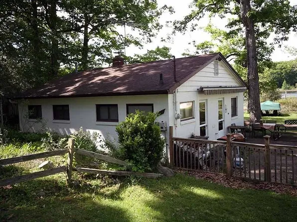 550 Oakdale Dr, Chelsea, MI 48118