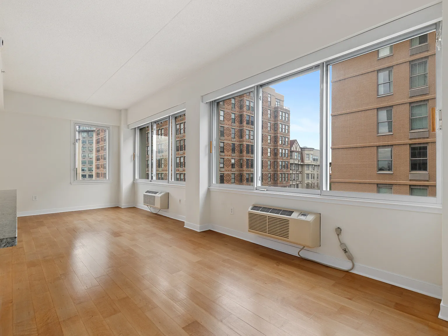 2 bed, 976 sqft, $4,340 — Photo 2