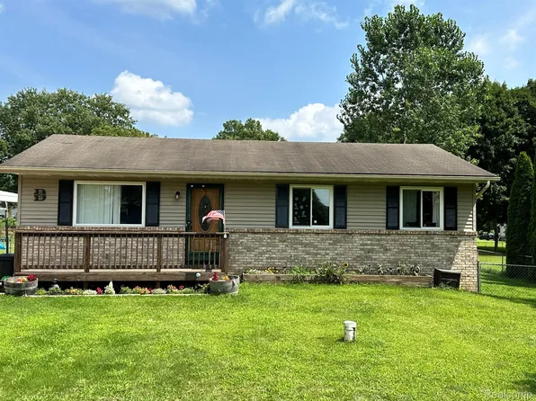 4400 Huckleberry Cir, Columbiaville, MI 48421