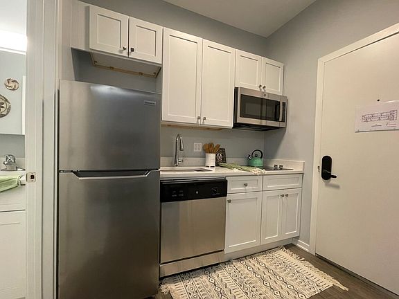 4th image of 5237 N Winthrop Ave #403