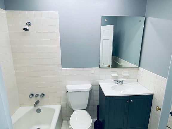 4th image of 2525 Fox Hills Dr