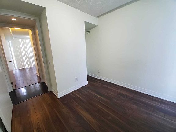 4th image of 25 Carlton St #1810