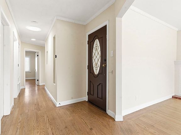 3rd image of 290 Holyoke St