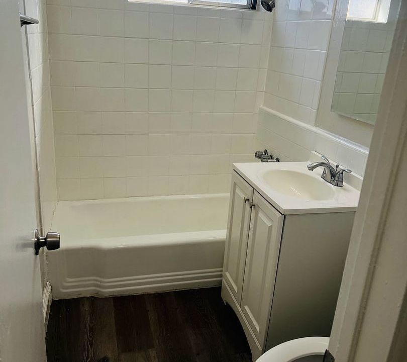 2nd image of 626 W 81st St APT 11
